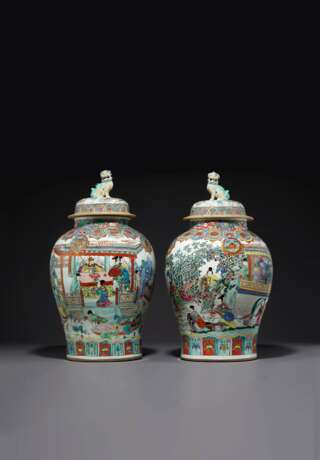 A LARGE PAIR OF CHINESE FAMILLE ROSE JARS AND COVERS - фото 1