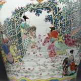A LARGE PAIR OF CHINESE FAMILLE ROSE JARS AND COVERS - Foto 3