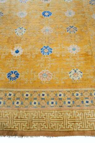 AN IMPORTANT AND IMPERIAL PALACE CARPET - фото 3