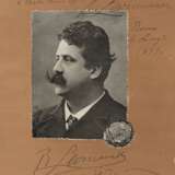 LEONCAVALLO, Ruggero (1857-1919) - Ritratto fotografico firmato e datato con notazione musicale autografa - Foto 1