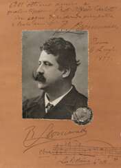 LEONCAVALLO, Ruggero (1857-1919) - Ritratto fotografico firmato e datato con notazione musicale autografa
