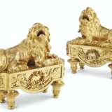 A PAIR OF LATE LOUIS XV ORMOLU CHENETS - Foto 1