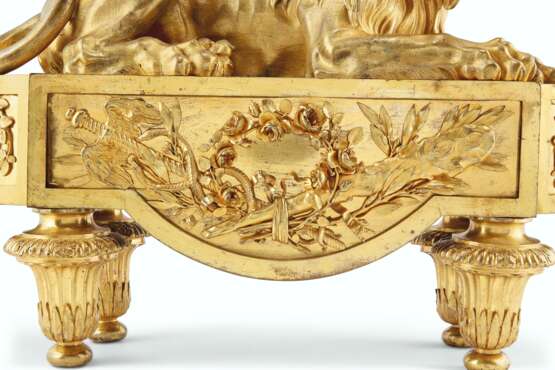 A PAIR OF LATE LOUIS XV ORMOLU CHENETS - Foto 4