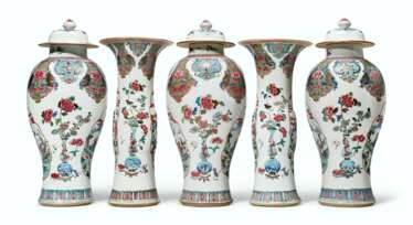A LARGE CHINESE EXPORT FIVE-PIECE FAMILLE ROSE GARNITURE