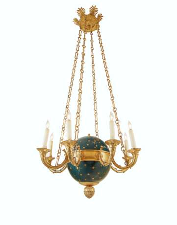AN EMPIRE ORMOLU AND BLUED AND PARCEL-GILT EIGHT-LIGHT CHAND... - Foto 1
