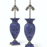 A PAIR OF RUSSIAN SILVERED-METAL MOUNTED LAPIS LAZULI URNS, ... - Foto 1