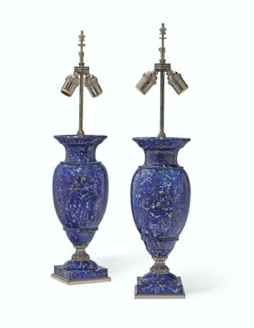 A PAIR OF RUSSIAN SILVERED-METAL MOUNTED LAPIS LAZULI URNS, ... - Foto 1