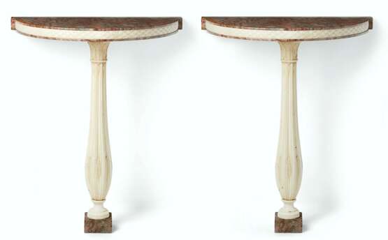 A PAIR OF ITALIAN WHITE AND RED-FIGURED MARBLE CONSOLES - Foto 1