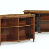 A PAIR OF FRENCH MAHOGANY BOOKCASES - Foto 1