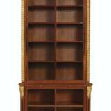 Samuel, H.. A FRENCH MAHOGANY AND PARCEL-GILT BOOKCASE - Foto 1