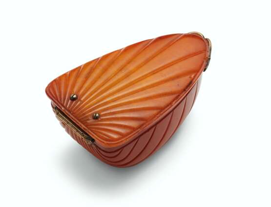 A GERMAN SILVER-GILT MOUNTED CARVED AMBER SHELL-FORM BOX - фото 2