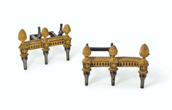 A PAIR OF LOUIS XVI ORMOLU AND STEEL CHENETS - Foto 1