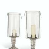 A PAIR OF REGENCE STYLE SILVERED-BRASS PHOTOPHORES - Foto 1