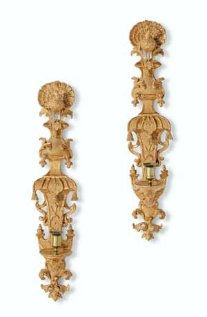 Pelletier, Jean (c.. A PAIR OF QUEEN ANNE GILTWOOD SINGLE-BRANCH WALL-LIGHTS - photo 1