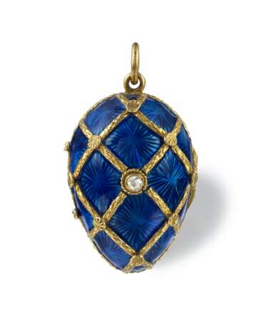 A GOLD AND BLUE GUILLOCHE ENAMEL EGG-FORM LOCKET - photo 2