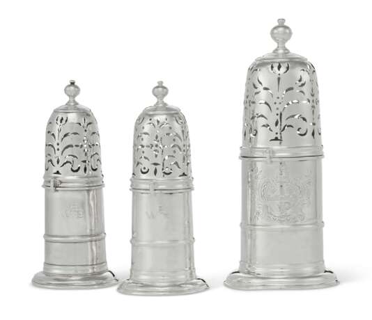 Adam, Charles. A SET OF THREE QUEEN ANNE SILVER CASTERS - Foto 1