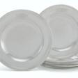 NINE MATCHING GEORGE I SILVER DINNER PLATES - Auktionsarchiv