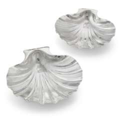 A PAIR OF GEORGE I SILVER SHELL DISHES