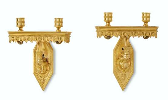 Remond, Francois. A PAIR OF DIRECTOIRE ORMOLU TWIN-BRANCH WALL-LIGHTS - Foto 2