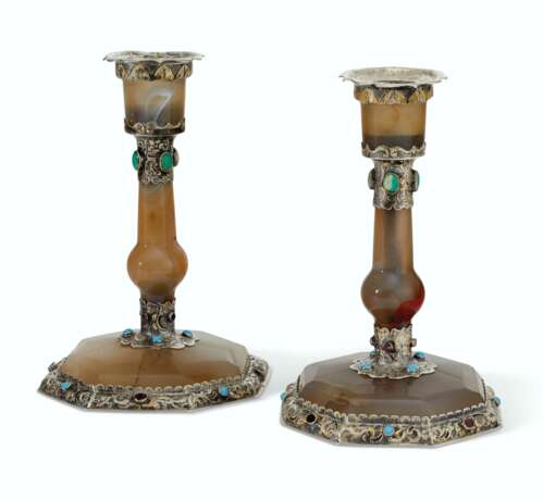 A PAIR OF CONTINENTAL SILVER-MOUNTED AGATE AND HARDSTONE CAN... - Foto 1