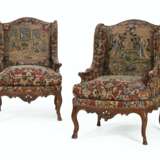 A PAIR OF EARLY LOUIS XV WALNUT BERGERES A OREILLES - фото 1