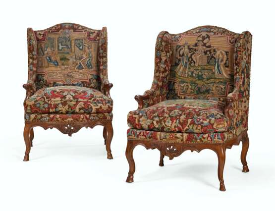 A PAIR OF EARLY LOUIS XV WALNUT BERGERES A OREILLES - фото 1