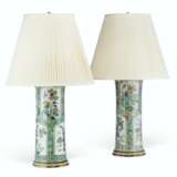 A NEAR PAIR OF LARGE CHINESE FAMILLE VERTE BEAKER VASES, MOUNTED AS LAMPS - Foto 2