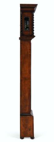 A WILLIAM AND MARY WALNUT AND PARCEL-EBONIZED FLORAL MARQUETRY TALL CASE CLOCK - Foto 2