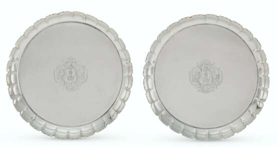 A PAIR OF GEORGE II SILVER STRAWBERRY DISHES - фото 1