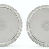 A PAIR OF GEORGE II SILVER STRAWBERRY DISHES - фото 1