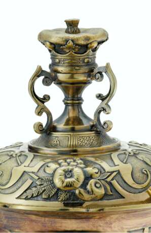 A SET OF FOUR WILLIAM IV SILVER-GILT SUGAR BOWLS, COVERS AND SUGAR SIFTERS - Foto 2