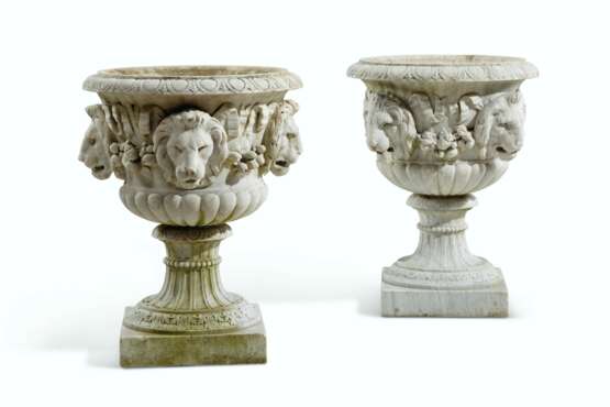 A PAIR OF ITALIAN WHITE MARBLE URNS - Foto 1