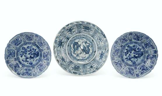 A PAIR OF CHINESE BLUE AND WHITE 'KRAAK' PORCELAIN DISHES AND A CHINESE BLUE AND WHITE 'KRAAK' PORCELAIN BOWL - фото 1