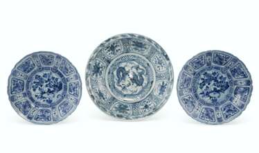 A PAIR OF CHINESE BLUE AND WHITE 'KRAAK' PORCELAIN DISHES AND A CHINESE BLUE AND WHITE 'KRAAK' PORCELAIN BOWL 