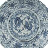 A PAIR OF CHINESE BLUE AND WHITE 'KRAAK' PORCELAIN DISHES AND A CHINESE BLUE AND WHITE 'KRAAK' PORCELAIN BOWL - photo 3