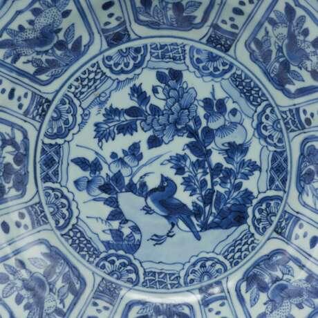 A PAIR OF CHINESE BLUE AND WHITE 'KRAAK' PORCELAIN DISHES AND A CHINESE BLUE AND WHITE 'KRAAK' PORCELAIN BOWL - Foto 4