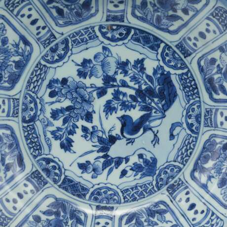 A PAIR OF CHINESE BLUE AND WHITE 'KRAAK' PORCELAIN DISHES AND A CHINESE BLUE AND WHITE 'KRAAK' PORCELAIN BOWL - photo 5
