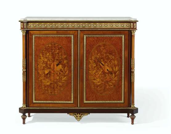 A NAPOLEON III ORMOLU-MOUNTED AMARANTH, AMBOYNA, BOIS SATINE AND STAINED FRUITWOOD MARQUETRY SIDE CABINET - Foto 1