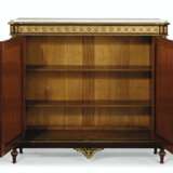 A NAPOLEON III ORMOLU-MOUNTED AMARANTH, AMBOYNA, BOIS SATINE AND STAINED FRUITWOOD MARQUETRY SIDE CABINET - Foto 2