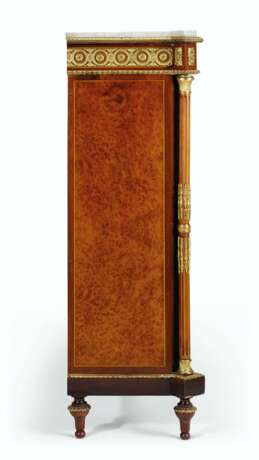 A NAPOLEON III ORMOLU-MOUNTED AMARANTH, AMBOYNA, BOIS SATINE AND STAINED FRUITWOOD MARQUETRY SIDE CABINET - Foto 5