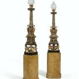 TWO PARCEL-GILT AND PATINATED BRONZE TORCHERES, ON STANDS - Foto 1