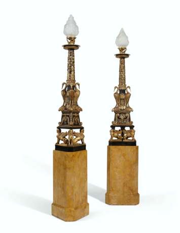TWO PARCEL-GILT AND PATINATED BRONZE TORCHERES, ON STANDS - Foto 1