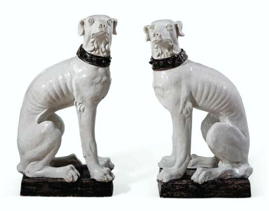 A VERY LARGE PAIR OF ITALIAN FAIENCE MODELS OF DOGS - photo 2