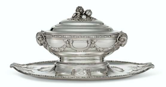 A FRENCH SILVER TUREEN, COVER AND STAND - photo 1
