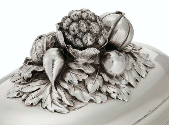 A FRENCH SILVER TUREEN, COVER AND STAND - Foto 2