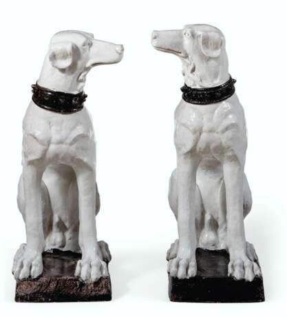 A VERY LARGE PAIR OF ITALIAN FAIENCE MODELS OF DOGS - Foto 3