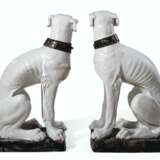 A VERY LARGE PAIR OF ITALIAN FAIENCE MODELS OF DOGS - Foto 4