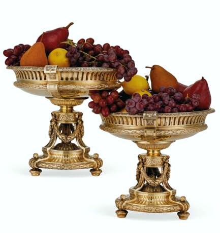 A PAIR OF FRENCH SILVER-GILT LARGE CENTERPIECE DESSERT STANDS - фото 1