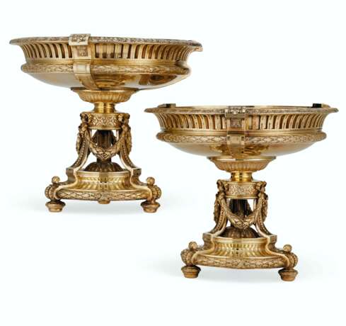 A PAIR OF FRENCH SILVER-GILT LARGE CENTERPIECE DESSERT STANDS - фото 2