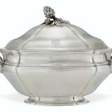 A FRENCH SILVER TWO-HANDLED SOUP TUREEN AND COVER - фото 1